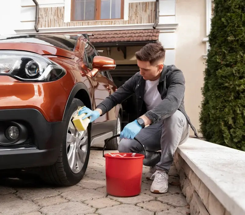 Lavage auto à domicile Pleugueneuc : professionnel intervenant sur un véhicule